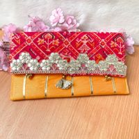 Pochettes et Sacs Traditionnels Indiens Faits Main en Velours Brodé Floral de Designer – Travail Unique pour Mariages, Festivals et Toutes Saisons