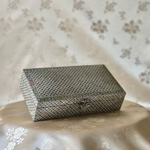 Caja de Joyería Decorativa de Madera con Incrustaciones de Nácar, Diseño Floral Moderno y Lujoso, Hecha a Mano, para Regalos - Product Image 3