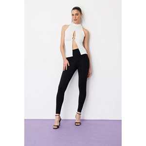 Blusa con cuello halter y detalle en V - Product Image 3