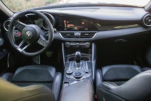 Alfa Romeo Giulia Quadrifoglio 2017 Usado, Sin Reserva, Motor V6 Twin-Turbo de 505 hp, Color Azul Metálico Montecarlo, Propiedad de California - Product Image 2