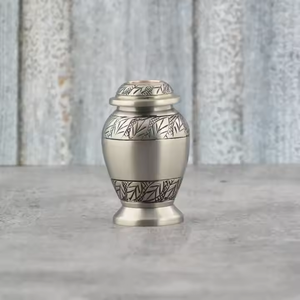 Urna de recuerdo de corazones amorosos Urnas de latón grabadas para cenizas humanas Recuerdos de alta calidad Cremación funeraria por Falah International - Product Image 4