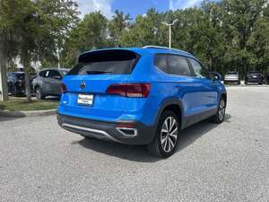 Propre utilisé bleu 2023 Volkswagen Taos SE FWD avec jantes en alliage Sièges en cuir Système de navigation Sièges chauffants Toit ouvrant à démarrage à distance - Product Image 3
