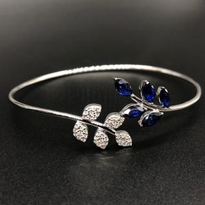 Pulsera de diamantes de oro blanco de 14K con impresionantes detalles de zafiro azul brillante - Product Image 1