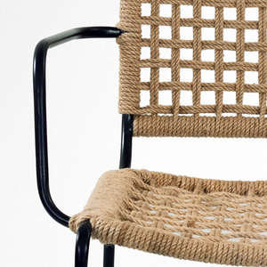 Fauteuil lounge en rotin contemporain Admiral avec pieds en métal noir, chaise tissée pour le salon - Product Image 4