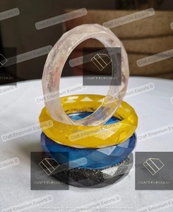 Brazaletes de resina y nácar hechos a mano elegantes y modernos con purpurina, tonos duales y joyería de moda Pantone para todas las estaciones - Product Image 6
