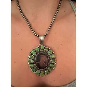 Pendentif en grappe serti clos Timothy Yazzie, turquoise mélangée et argent sterling, technologie d'incrustation - Product Image 2