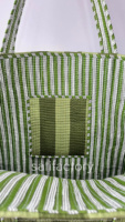 Sac fourre-tout matelassé en coton réutilisable pour femmes avec fermeture ouverte à l'épaule indienne faite à la main fond blanc