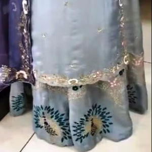 Costumes de fête indiens brodés à la main non cousus de créateur moderne pour femmes pour les fêtes de style traditionnel - Product Image 3