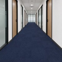 Dalles de moquette Bocai bleu marine 50x50cm en nylon à boucles, installation facile, entretien réduit pour couloir de bureau