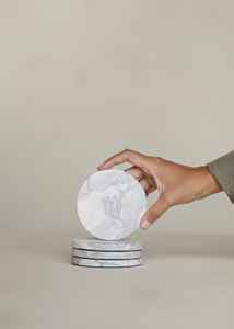 Posavasos de mármol de gran venta, posavasos de diseño de corazón de latón y piedra blanca natural al por mayor para decoración de mesa y accesorios - Product Image 3