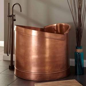 Baignoire autoportante de luxe en cuivre pour un spa comme une expérience de salle de bain dans des intérieurs de maison haut de gamme avec des accents antiques - Product Image 2