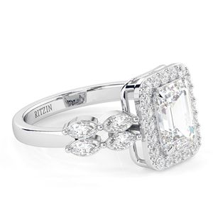 Bague de fiançailles pour femme avec halo de diamants taille émeraude et accents - Product Image 5