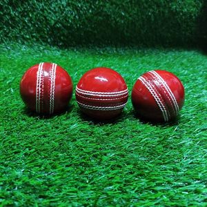 Balles de cricket professionnelles en cuir de qualité supérieure, cousues à la main, personnalisées avec logo, fabriquées sur mesure. - Product Image 2