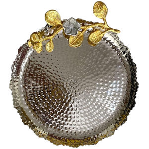 Plateau décoratif en argent de qualité supérieure avec finition martelée et motif de feuilles de fleurs dorées et argentées, plateau de service rond en métal pour la décoration de la maison - Product Image 1