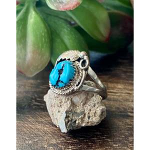 Bague en turquoise de Kingman Navajo et argent sterling avec plume, taille 7.75, bijou culturel de collection, fabriqué avec soin - Product Image 4