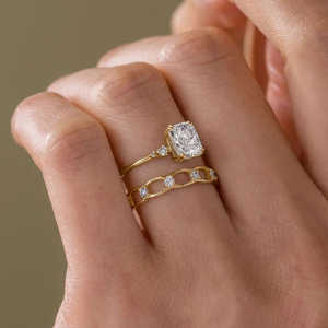 Anillo de compromiso de moissanita de cinco piedras de corte radiante elegante y lujoso Tipo de producto de gama alta - Product Image 4