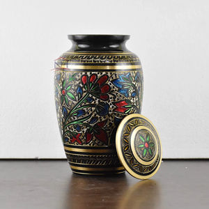 โกศบรรจุอัฐิทองเหลืองแกะสลักและลงสีด้วยมือ |   โกศดอกไม้สำหรับบูชา |   โกศศพผู้ใหญ่สุดหรู รับผลิตตามแบบ (OEM) ความจุ 3-4 ลิตร - Product Image 1