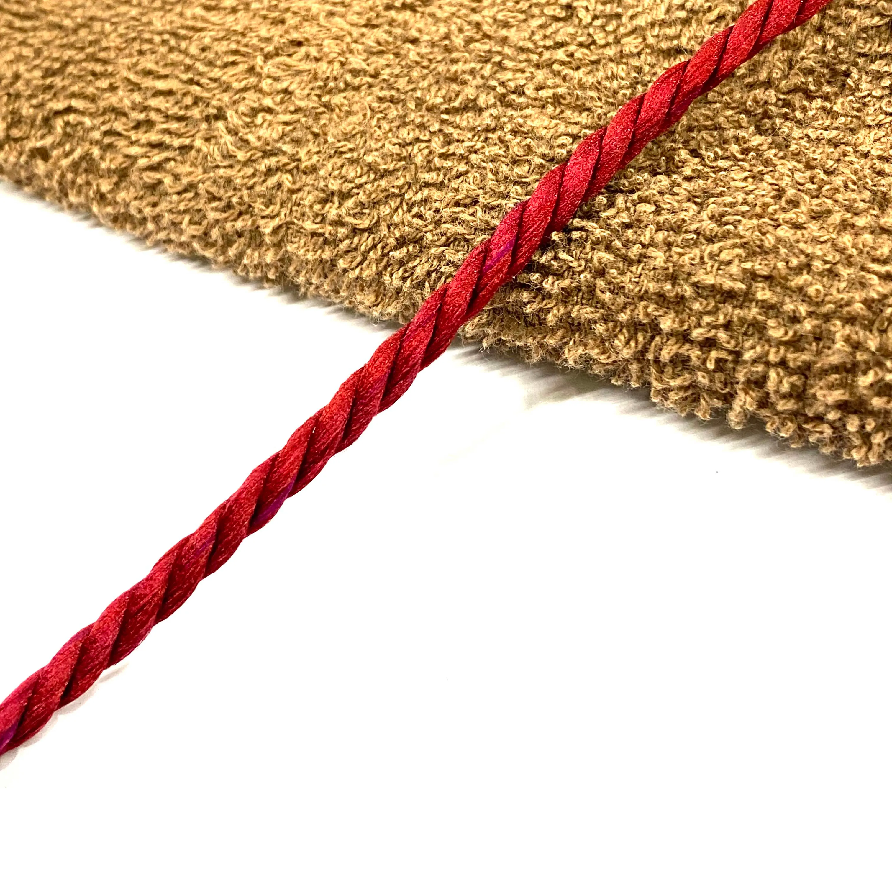 เชือกถักเส้นใยโพลีเอสเตอร์อินเดียแบบบิดสีแดงสำหรับตกแต่งต้นคริสต์มาส