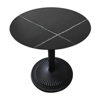 Table de restaurant d'extérieur ronde avec plateau HPL design marbre noir et base en fonte