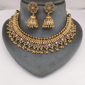 Conjunto de collar elegante de diseñador con acabado dorado de alta calidad con pendientes para colección de ropa de boda para mujeres y niñas - Product Image 1