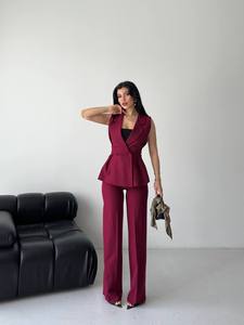 Ensemble tailleur sans manches bordeaux pour femme avec taille peplum et col cranté, tenue de cérémonie automne, pantalon long et gilet - Product Image 3