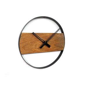 Horloge murale élégante en bois et fer la plus vendue Une pièce de déclaration pour les chambres de ferme ou à thème industriel à vendre - Product Image 4
