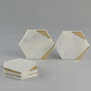 Dessous de verre en marbre personnalisé pendaison de crémaillère boissons sous-verres artisanat personnalisé gravé sous-verre ensemble personnalisé sous-verre - Product Image 1