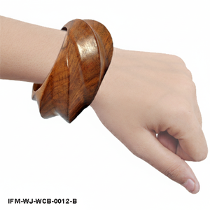 Brazalete de Madera Orgánica Tallado a Mano con Diseño de Ola: Brazalete Geométrico Audaz en Madera Pulida Natural, Regalo para Ella - Product Image 3