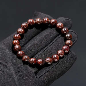 Bracelet de perles de grenat rondes et lisses de 8 mm, 7 pouces, en forme de boule, pour la guérison spirituelle, avec améthyste comme pierre principale, idéal pour un cadeau - Product Image 1