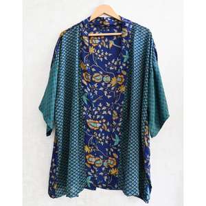 Robe kimono courte en soie patchwork bohème, fabriquée à la main en Inde, imprimée, respirante, grande taille, longueur genou, vêtements de détente pour la nuit - Product Image 1
