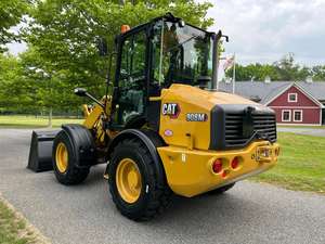Cargadora Retroexcavadora Caterpillar 908M Amarilla con Motor FPT de 54.4KW de Potencia y Alta Eficiencia - Product Image 4