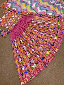 Nuevo Lehenga Choli de Diseñador para Navratri, Lehenga Choli para Festivales Indios, Lehenga Choli con Trabajo de Espejo Real - Product Image 5