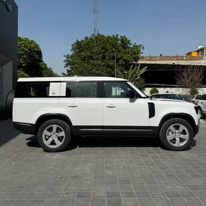 SUV de Lujo Usado 2025, Tracción en las Cuatro Ruedas, Mediano, Gasolina, Transmisión Automática, Interior de Tela, Edición Premium, Volante a la Izquierda, 7 Plazas, R18 - Product Image 4