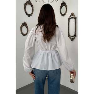 เสื้อเบลาส์สีขาวพร้อมเอวยางยืดและแขนทรงบอลลูน - สีขาว - Product Image 5