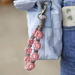 Kits de porte-clés mini bohèmes en macramé avec pompons, faits main, en acier inoxydable, écologiques, sûrs et légers, pour clés de voiture, sacs à main et téléphones, idéaux pour les remises de diplômes - Product Image 3
