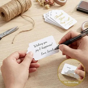 Etiquetas colgantes personalizadas en forma y color para la venta. El mejor fabricante diseña etiquetas colgantes de lujo con logotipo impreso personalizado para prendas. - Product Image 3