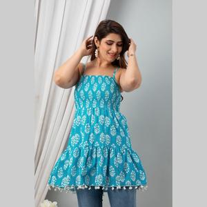 Haut sans manches smocké en tissu tissé respirant imprimé coton bleu aqua - Product Image 5