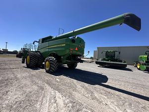 Moissonneuse-batteuse multifonctionnelle John Deere S780 pour travaux agricoles - Product Image 3