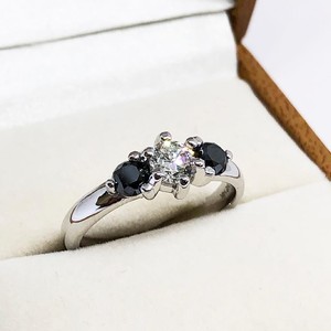 Bague de fiançailles CZ blanche coupe ronde de 5mm avec pierres latérales CZ noires Plaqué or 18 carats 3 bijoux en pierre pour mariage ou cadeau - Product Image 4