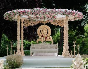 Grand mandap à double poteau et scène pour mariage malaisien de style ouvert, ensemble de mandap en bois, fabricant de décorations, piliers en fibre, États-Unis - Product Image 3