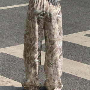 Pantalones Deportivos con Estampado de Jungla Hechos con Materiales de Alta Calidad, con Tela Suave y Ajuste Relajado para Uso Diario - Product Image 3