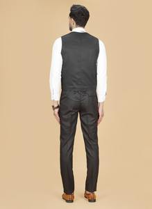 Traje Formal Negro Clásico de la Mejor Calidad para Hombre, para Reuniones Corporativas, Ropa de Oficina y Eventos Profesionales, Disponible al Mejor Precio - Product Image 4