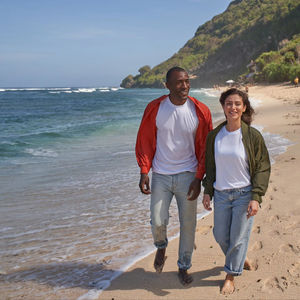 Chaqueta de poliéster tejida informal negra, impermeable, de secado rápido, ecológica, autosustentable, con acabado de verano y diseño de luna llena nocturna. - Product Image 3