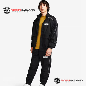 Ensemble de vêtements de sport deux pièces noirs personnalisés pour hommes, pull d'extérieur imperméable avec poches zippées et logo avant, teint uni - Product Image 2