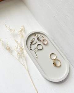 Plateau de service en céramique blanche parfait pour les occasions spéciales et les réunions de famille festives - Product Image 6