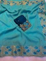 Sari en soie douce et texturée avec broderie assortie et blouse Pires à broderie contrastante.