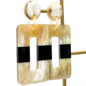 Pendientes de cuerno natural de alta calidad para mujer, ropa de ojo de búfalo pulido, artesanías HF personalizadas para joyería de uso diario - Product Image 1