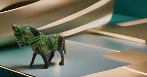 Vajilla de caballo de pie de latón creativo, adorno de escritorio de estilo antiguo y estatua de sala de estar para amantes ecuestres y decoración del hogar - Product Image 5