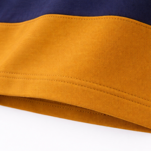 Camiseta de Hombre con Bloques de Color, Manga Corta, Cuello Redondo, Tejido de Punto, Corte Regular, Estilo Casual, Naranja Sólido y Azul Marino - Product Image 6