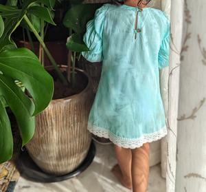 Robe de plage pour filles en coton avec dentelle brodée, manches bouffantes, coupe trapèze, mini, couleur unie, col rond, style mignon - Product Image 2